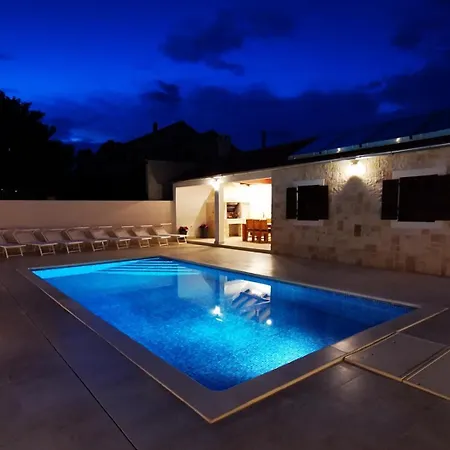Appartamento 1 Stella Deluxe With A Heated Swimming Pool, Jacuzzi, Sauna&bbq Turanj