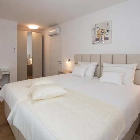 1 Stella Deluxe With A Heated Swimming Pool, Jacuzzi, Sauna And Bbq *