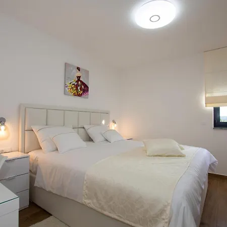 1 Stella Deluxe With A Heated Swimming Pool, Jacuzzi, Sauna&bbq