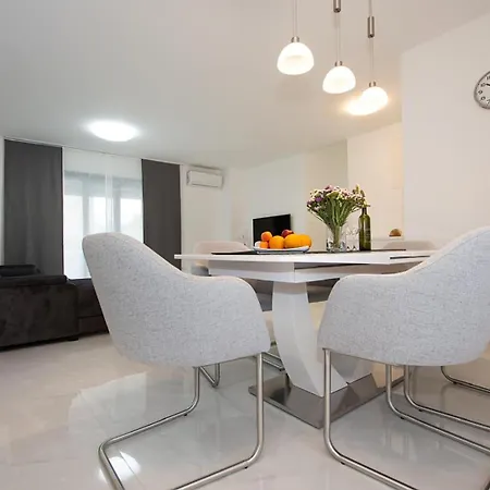 Διαμέρισμα 1 Stella Deluxe With A Heated Swimming Pool, Jacuzzi, Sauna And Bbq