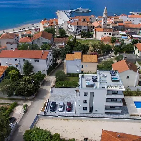 1 Stella Deluxe With A Heated Swimming Pool, Jacuzzi, Sauna&bbq Appartamento *