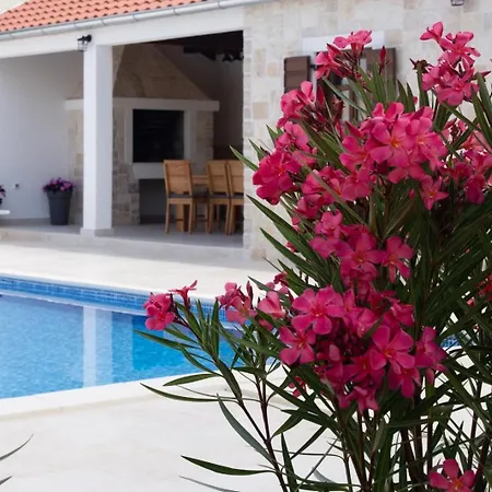 1 Stella Deluxe With A Heated Swimming Pool, Jacuzzi, Sauna And Bbq Διαμέρισμα