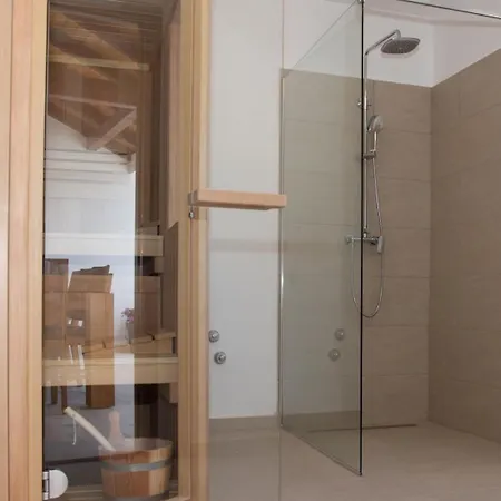 1 Stella Deluxe With A Heated Swimming Pool, Jacuzzi, Sauna&bbq * Turanj
