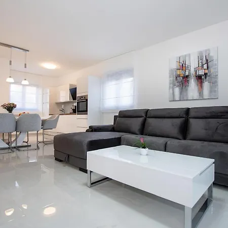 1 Stella Deluxe With A Heated Swimming Pool, Jacuzzi, Sauna&bbq Turanj